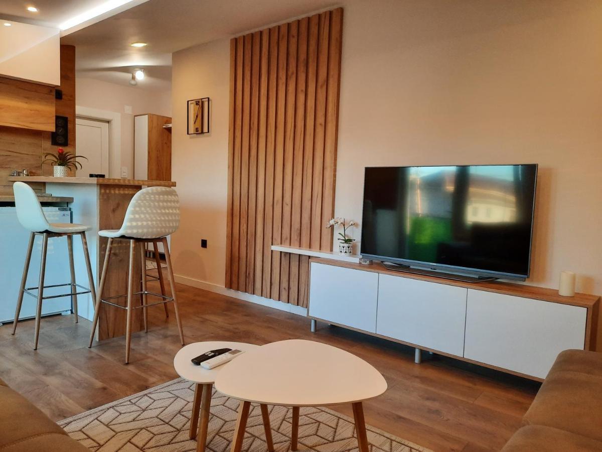 Dream Home, Free Garage Nis Luaran gambar