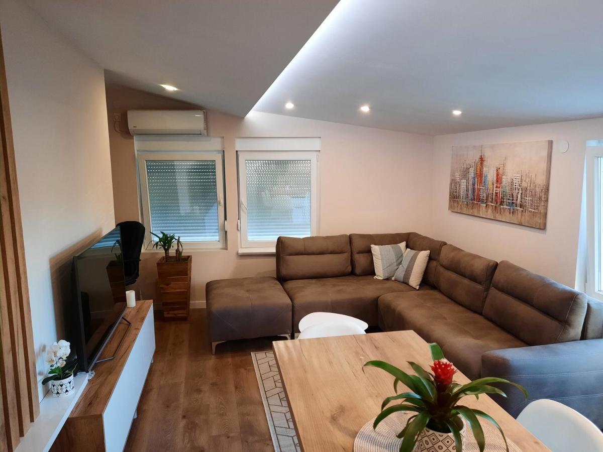 Dream Home, Free Garage Nis Luaran gambar