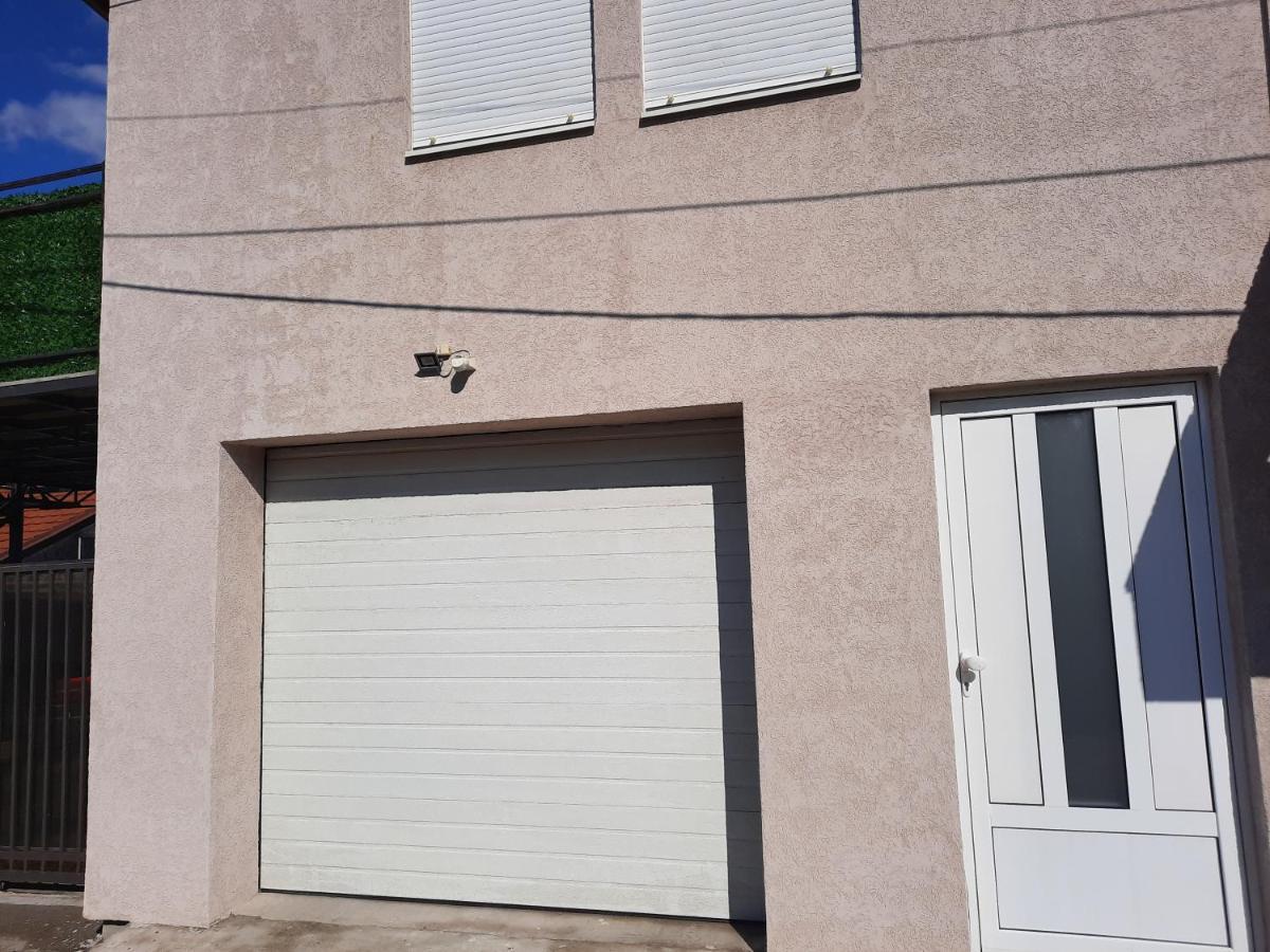 Dream Home, Free Garage Nis Luaran gambar